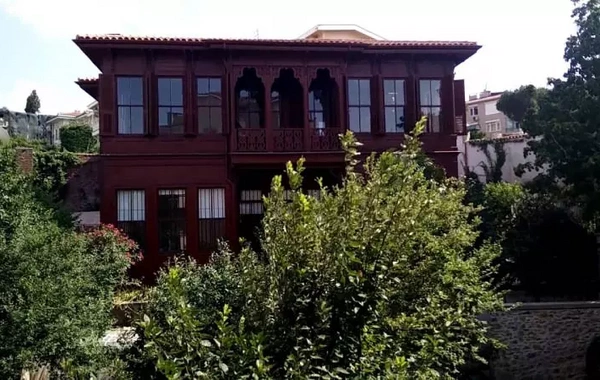 Yaprak Dökümünün çəkildiyi malikanə ofis oldu