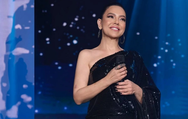 Ebru Gündeş konsertdə estetik etirafı ilə gündəm oldu