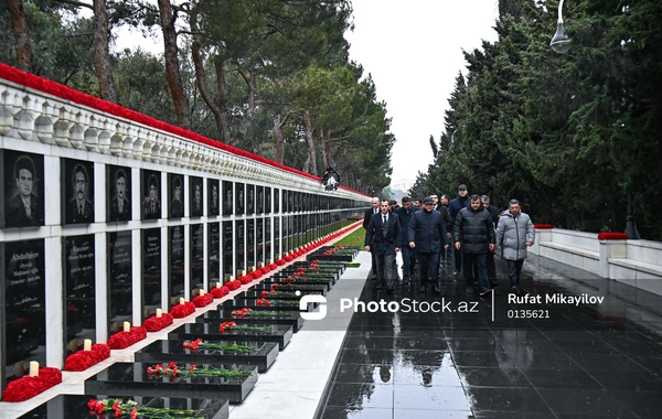 Azərbaycan xalqı 20 Yanvar şəhidlərinin məzarlarını ziyarət edir