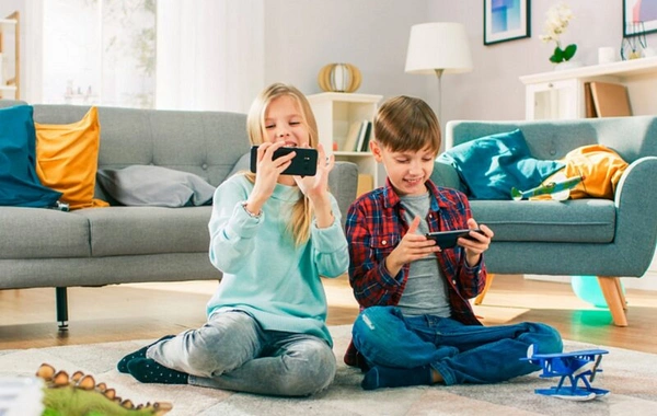 How to distract a child from the phone and make them move?