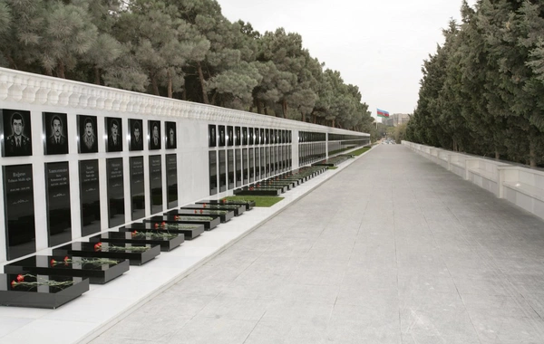 Latviya Prezidenti Şəhidlər xiyabanını ziyarət edib