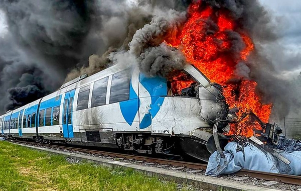 Avstriyada sürət qatarı və yük maşını toqquşdu