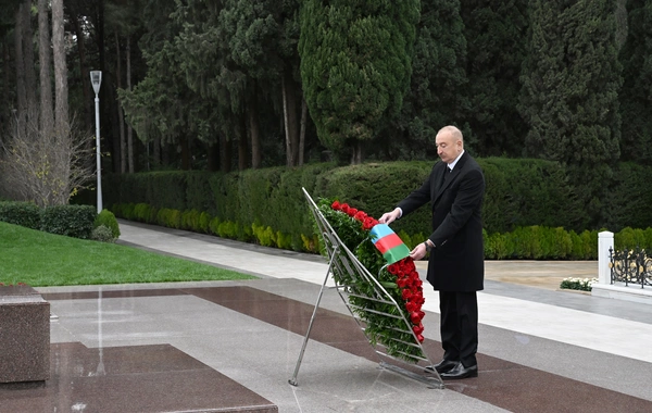 Prezident İlham Əliyev və birinci xanım Mehriban Əliyeva Ümummilli Lider Heydər Əliyevin məzarını ziyarət ediblər