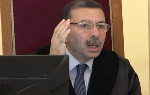 İki hakim vəkil oldu
