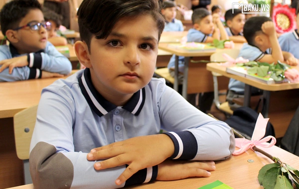 Məktəbin ilk günündən FOTOLAR