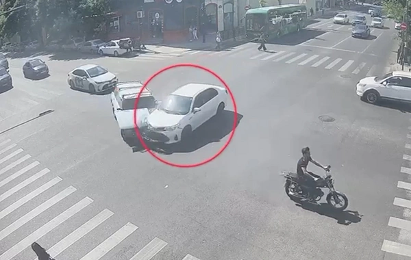 Bakıda "qırmızı"da keçən sürücü dəhşətli qəza törətdi - ANBAAN VİDEO