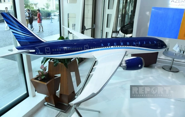 AZAL демонстрирует в Баку симулятор полета Boeing 787 Dreamliner