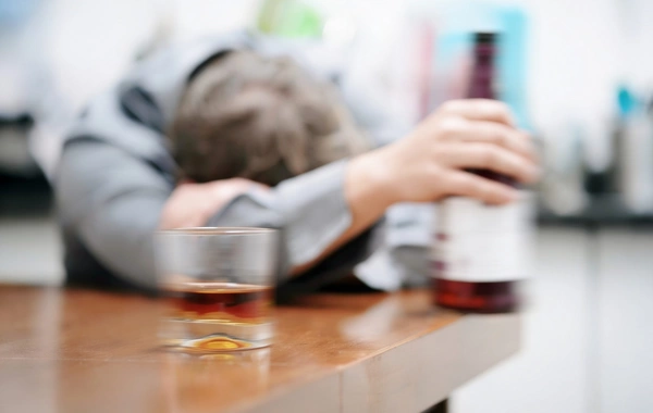 Alkoqol beyin hüceyrələrini məhv edən prosesi işə salır - Alimlərdən yeni araşdırma