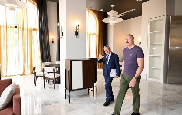 İlham Əliyev Şuşanın Qarabağ küçəsində dövlət-özəl tərəfdaşlığı çərçivəsində həyata keçirilmiş işlərlə tanış olub