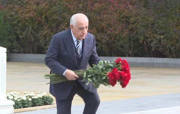 Ali Asadov visited the grave of Heydar Aliyev
