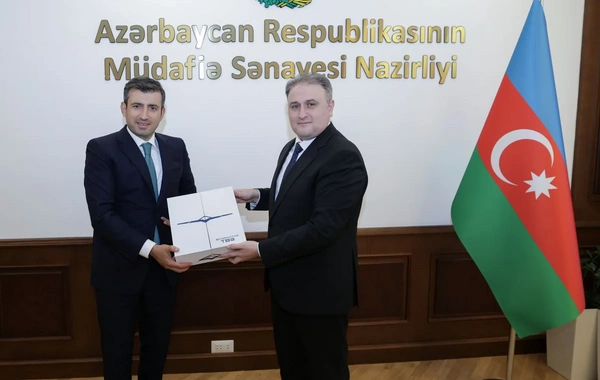 Vüqar Mustafayev Səlcuq Bayraktarla hərbi-texniki əməkdaşlığı müzakirə edib