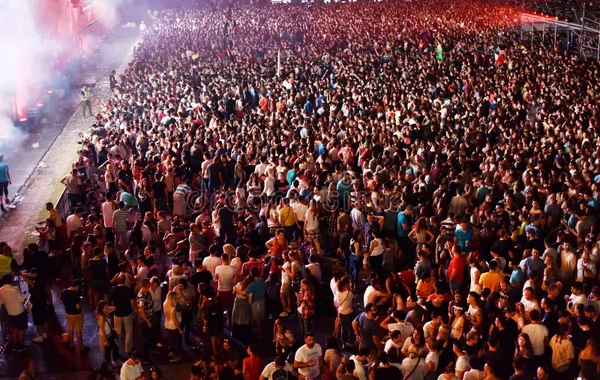 Konsertdə yıxılan kişi öldü