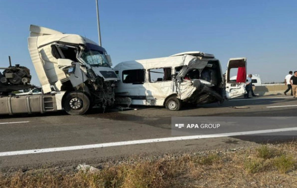 Şəmkirdə mikroavtobus yük avtomobili ilə toqquşub