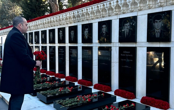 İsrailin Azərbaycandakı yeni səfiri Şəhidlər Xiyabanını və Albert Araqunovun məzarını ziyarət edib