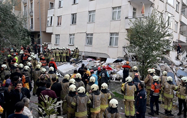 В Стамбуле обрушился жилой дом, под завалами находятся люди