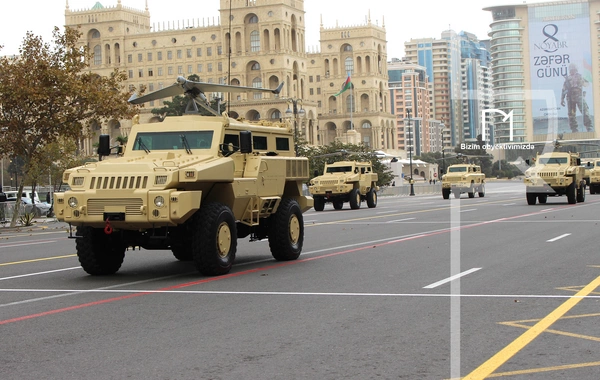 В Баку прошел марш военнослужащих в честь Дня Победы