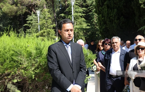 Elçinin anım mərasimində qəbirüstü abidəsinin açılışı olub