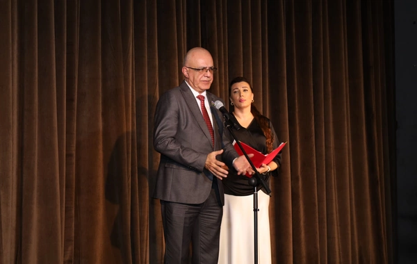 Şuşa Dövlət Musiqili Dram Teatrında inkluziv bir qizin mono tamaşası