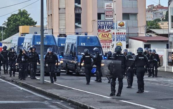 Париж направил спецназ для подавления протестов на Мартинике