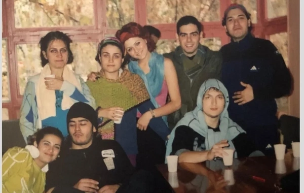 Deniz Çakır 45 yaşında vəfat edən qrup yoldaşı ilə fotolarını paylaşdı