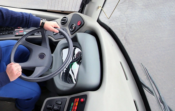 Avtobus sürücüsü sükan arxasında öldü