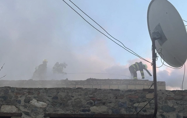 Gəncədə bir-birinə bitişik evlərdə baş verən YANĞIN SÖNDÜRÜLDÜ