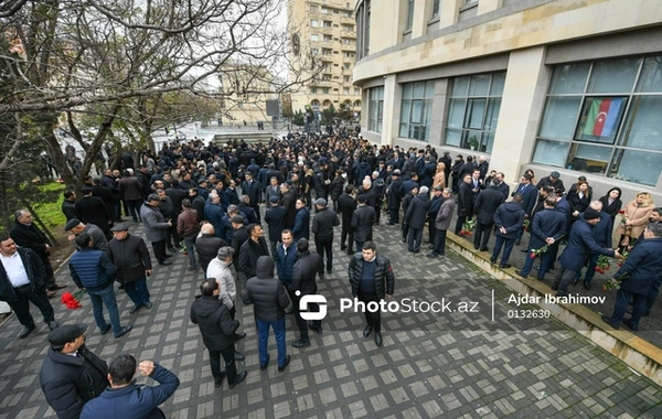 Azərbaycan xalqı Heydər Əliyevin xatirəsini yad edir