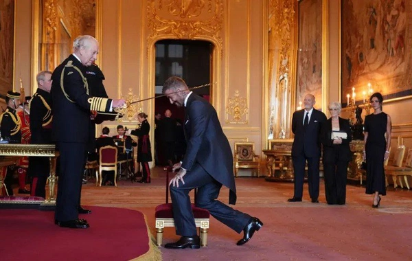 Король Великобритании Карл III посвятил Дэвида Бекхэма в рыцари