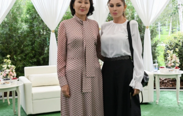 Mehriban Əliyeva Bişkekdə dekorativ-tətbiqi sənət ustalarının əl işlərindən ibarət sərgi ilə tanış olub