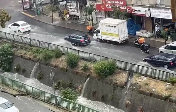 İstanbulun bir hissəsini su basdı, küçələr gölə döndü