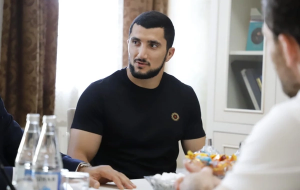 Məcid Seyidov UFC döyüşçüsü Fərman Həsənova fəxri fərman təqdim edib