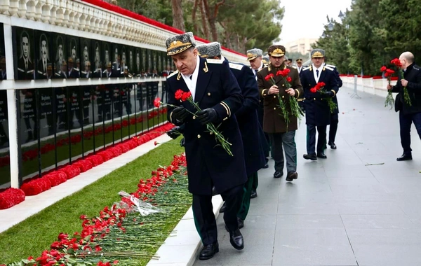 Prokurorluq əməkdaşları Şəhidlər xiyabanını ziyarət edib