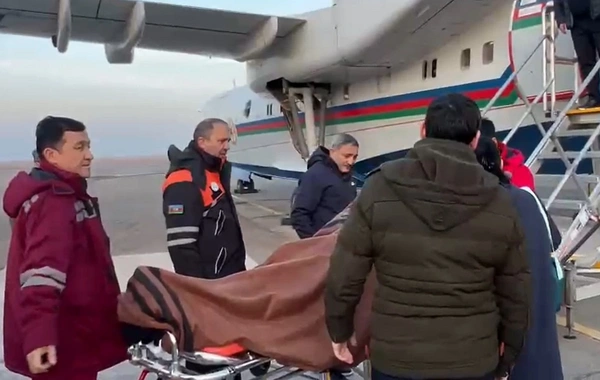 Qəzada sağ qalan sərnişinləri Bakıya gətirən təyyarə eniş edib