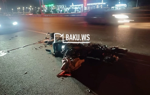 Bakıda dəhşətli QƏZA - Motosiklet yük maşınına çırpıldı, kuryer ÖLDÜ