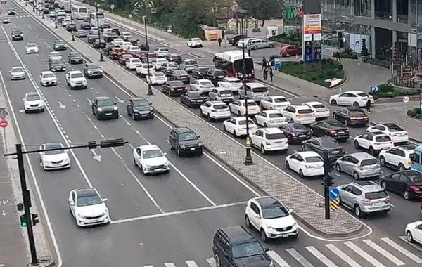 Bakıda 18 istiqamətdə nəqliyyatın sıxlığı yaranıb