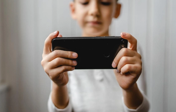 İngiltərədə məktəblərdə telefon istifadəsi qadağan ediləcək