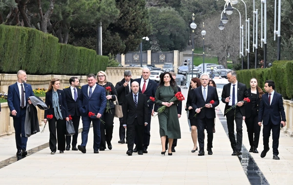 Премьер Литвы посетила Аллею шехидов в Баку
