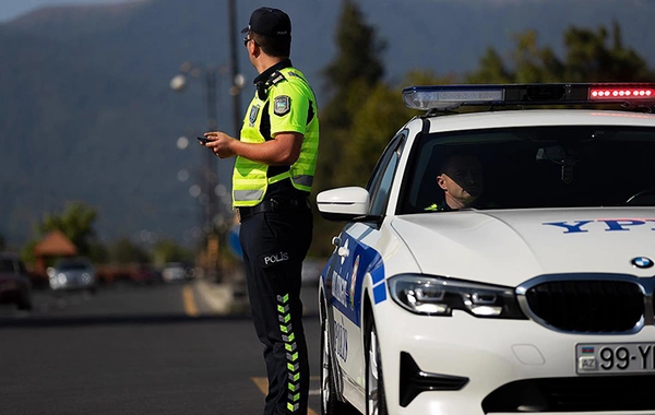 Yol polisi dayanma-durma qaydalarının pozulması ilə bağlı sürücülərə müraciət edib