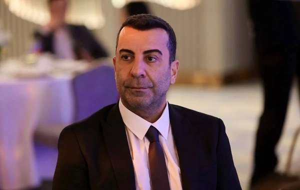 Emre Karayel rep oxuyaraq karyerasında bir ilkə imza atdı