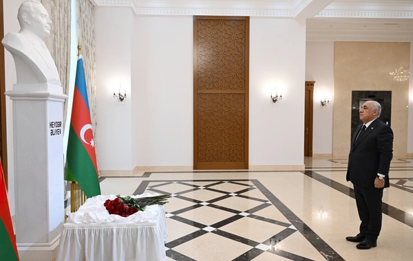 Əli Əsədov Türkmənistanda Heydər Əliyevin xatirəsini yad edib