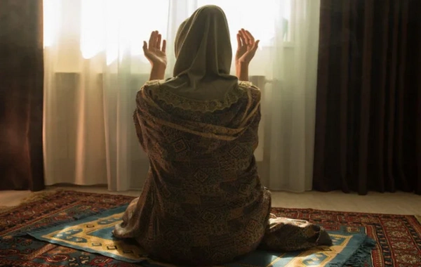 Xırdalanda kişi namaza görə arvadını döyüb dişlərini sındırdı