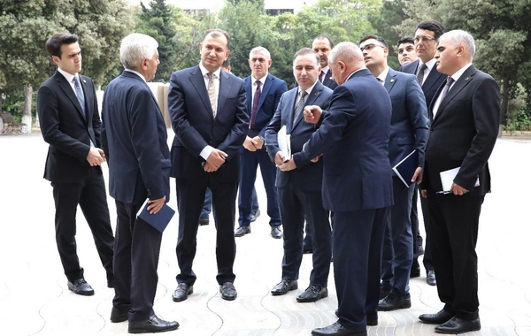 AHİK sədri qurumun Əmək və Sоsial Münasibətlər Akademiyasında tədrisin vəziyyəti ilə maraqlanıb