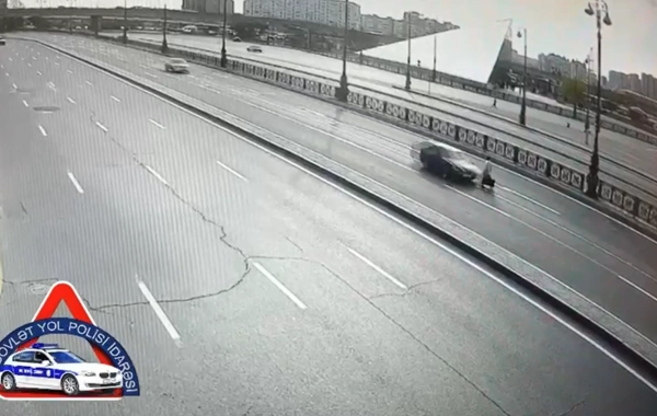 Bakıda yolu keçən qadını avtomobil vurdu - DƏHŞƏTLİ QƏZANIN ANBAAN VİDEOSU