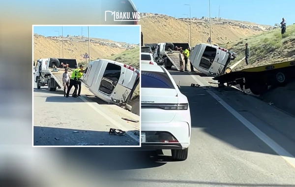 Bakı Dairəvi Yolunda ağır qəza: Evakuator daşıdğı mikroavtobusla birgə aşdı