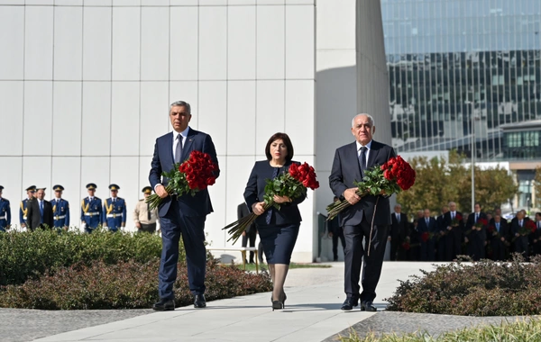 Dövlət və hökumət rəsmiləri Bakıdakı Zəfər parkında olublar