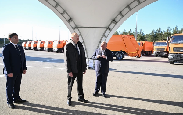 Prezident İlham Əliyev Bakıda məişət tullantıları daşıyan texnikalarla tanış olub