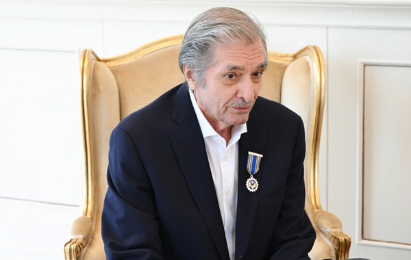 İlham Əliyev Fərhad Xəlilova "İstiqlal" ordenini təqdim edib