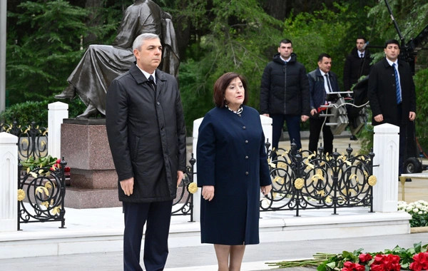 Dövlət və hökumət rəsmiləri Fəxri xiyabanı ziyarət ediblər