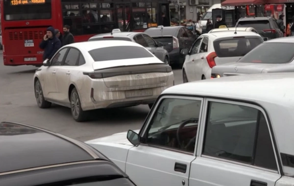 Binəqədinin mərkəzində xaos: 15 dəqiqəlik yolu saat yarıma gedirik