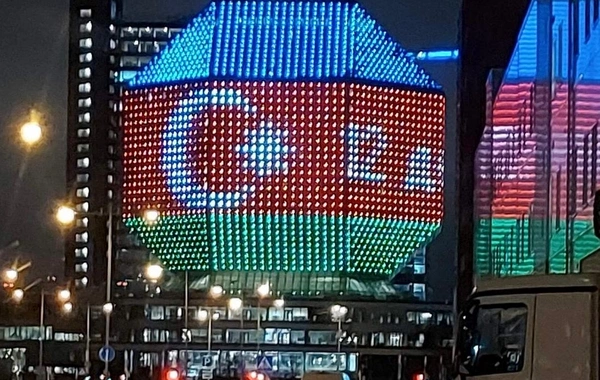 Belarusun Milli Kitabxanası Azərbaycan bayrağının rənglərinə boyanıb